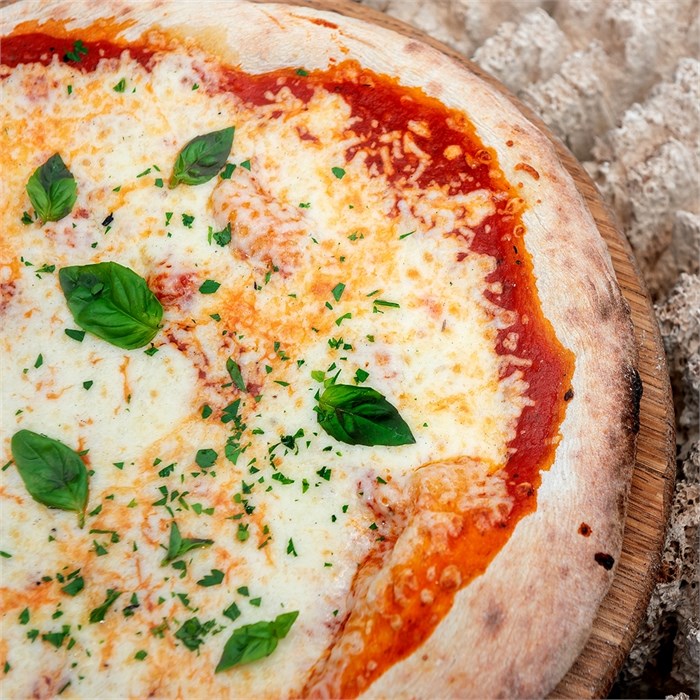 Маргарита с томатами, моцареллой и базиликом 1002260