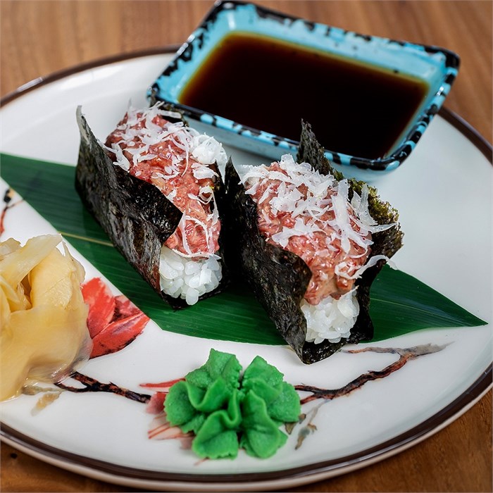 Ролл с тартаром из говядины и чёрным чесноком 1009393 - фото 5769