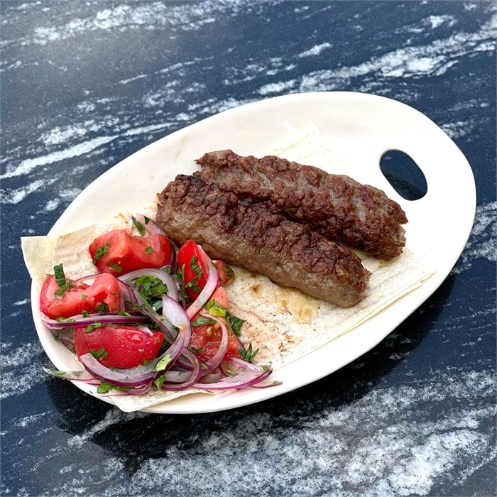 Кебаб из баранины с салатом и соусом 1005437