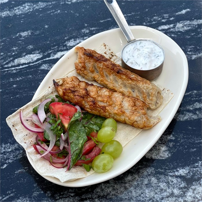 Кебаб из курицы с салатом и соусом 1005250