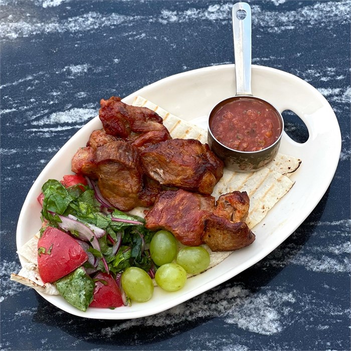 Свиная шея с салатом и соусом 1005252