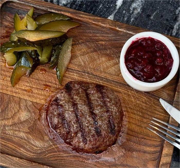 Котлета мраморная с огурцами кимчи и брусникой 3006_67279