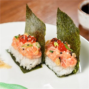 Ролл с лососем и манго 1007129