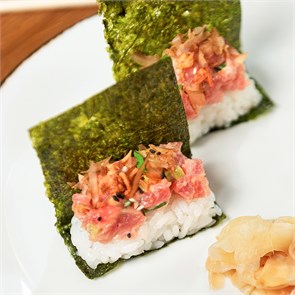 Ролл с тунцом и авокадо 1007130