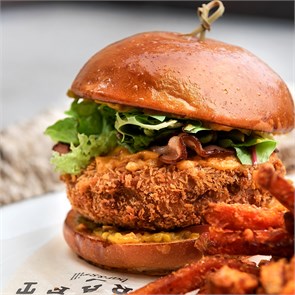 Бургер с куриной котлетой и овощами 1008049