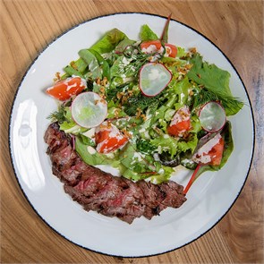 Стейк салат со свежими томатами, романо и шпинатом 1008966