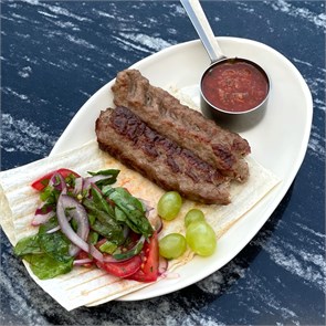 Кебаб из говядины с салатом и соусом 1005248