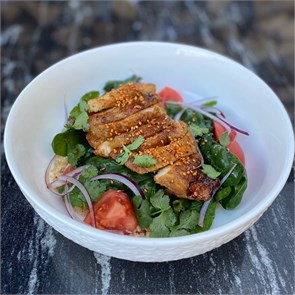 Цыпленок с киноа, кунжутом и ореховым соусом 1010220