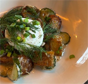 Говядина с молодым картофелем, огурцами кимчи и яйцом 2994