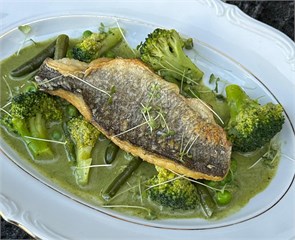 Сибас с зелеными овощами и соусом из шпината и карри 1009110