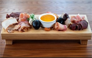 Хамон, пастрами, паштет, копченый бекон 1009472