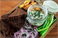 Сельдь с картофелем,маринованным луком и ржаным хлебом 3018